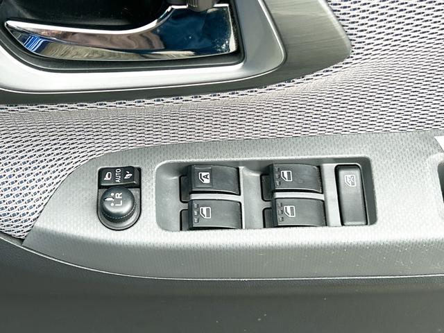 パワーウィンドウのスイッチですよ。運転席に居ながら窓を開け閉めのコントロールできますよ。