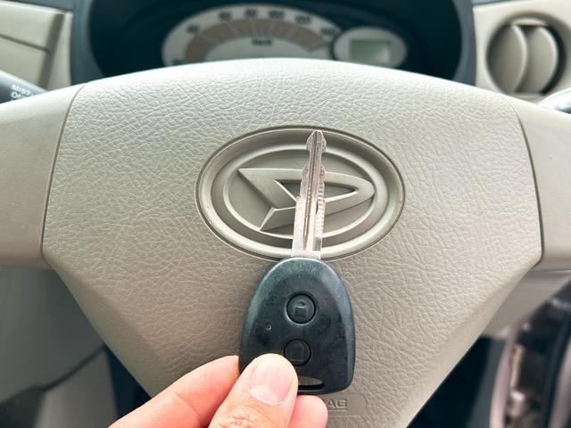 ミラ L キーレスエントリー 電動格納ミラー MT 盗難防止システム CD 衝突安全ボディ エアコン パワーステアリング パワーウィンドウ(7枚目)