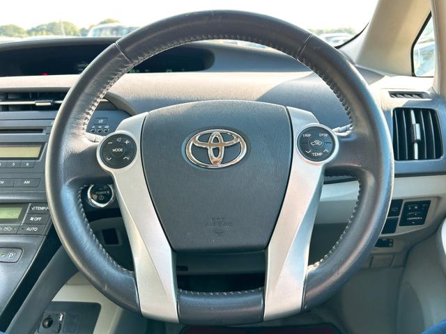 プリウス S LEDエディション ETC アルミホイール オートライト LEDヘッドランプ ヘッドライトウォッシャー CVT スマートキー アイドリングストップ 電動格納ミラー 盗難防止システム CD 衝突安全ボディ ABS ESC(3枚目)