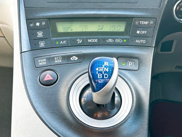 プリウス S LEDエディション ETC アルミホイール オートライト LEDヘッドランプ ヘッドライトウォッシャー CVT スマートキー アイドリングストップ 電動格納ミラー 盗難防止システム CD 衝突安全ボディ ABS ESC(5枚目)