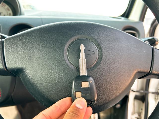 エッセ D 4WD キーレスエントリー AT 盗難防止システム CD アルミホイール 衝突安全ボディ エアコン パワーステアリング パワーウィンドウ(9枚目)