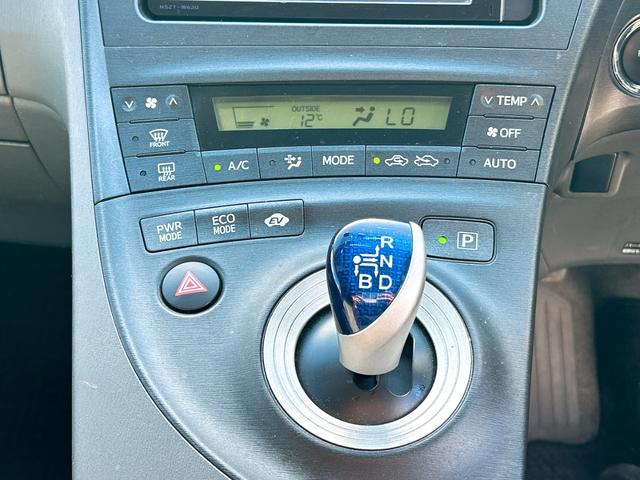 プリウス Ｓ　ＬＥＤエディション　ドライブレコーダー　ＥＴＣ　ナビ　ＴＶ　オートクルーズコントロール　アルミホイール　オートライト　ＬＥＤヘッドランプ　ヘッドライトウォッシャー　スマートキー　電動格納ミラー　ＣＶＴ　盗難防止システム（5枚目）