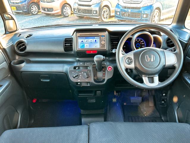 Ｎ－ＢＯＸカスタム Ｇ　ＥＴＣ　バックカメラ　両側スライドドア　ナビ　ＴＶ　オートライト　ＨＩＤ　スマートキー　アイドリングストップ　電動格納ミラー　ベンチシート　ＣＶＴ　盗難防止システム　ＡＢＳ　ＥＳＣ　ＣＤ　ＤＶＤ再生（2枚目）