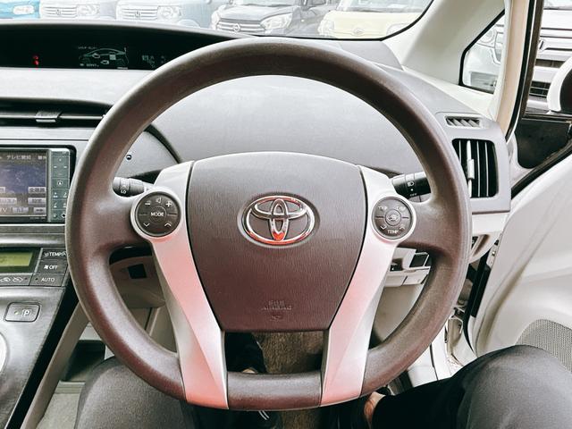 プリウス Ｓ　ＥＴＣ　バックカメラ　ナビ　ＴＶ　アルミホイール　ＣＶＴ　スマートキー　電動格納ミラー　盗難防止システム　ＣＤ　ＤＶＤ再生　ミュージックプレイヤー接続可　Ｂｌｕｅｔｏｏｔｈ　衝突安全ボディ　ＡＢＳ（3枚目）