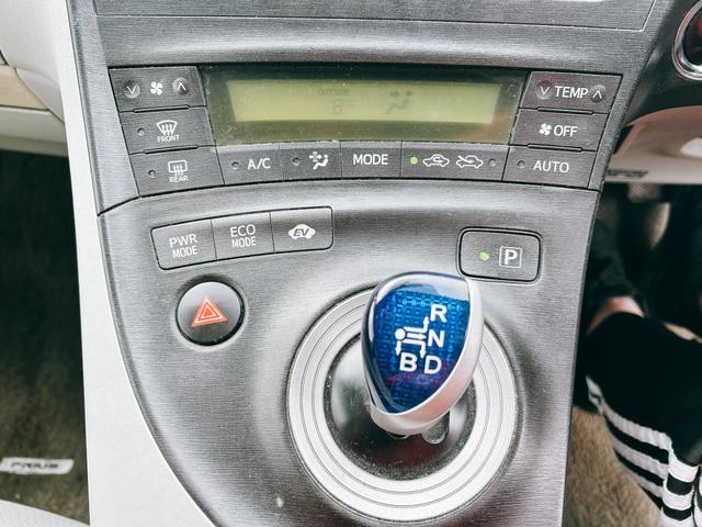 プリウス Ｓ　ＥＴＣ　バックカメラ　ナビ　ＴＶ　アルミホイール　ＣＶＴ　スマートキー　電動格納ミラー　盗難防止システム　ＣＤ　ＤＶＤ再生　ミュージックプレイヤー接続可　Ｂｌｕｅｔｏｏｔｈ　衝突安全ボディ　ＡＢＳ（6枚目）