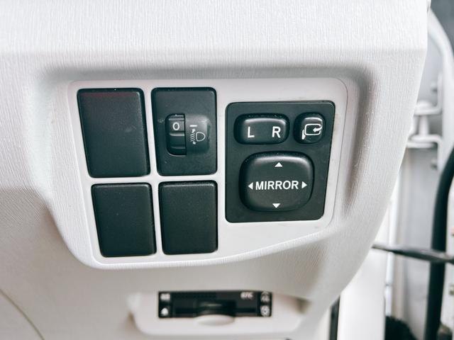 プリウス Ｓ　ＥＴＣ　バックカメラ　ナビ　ＴＶ　アルミホイール　ＣＶＴ　スマートキー　電動格納ミラー　盗難防止システム　ＣＤ　ＤＶＤ再生　ミュージックプレイヤー接続可　Ｂｌｕｅｔｏｏｔｈ　衝突安全ボディ　ＡＢＳ（7枚目）
