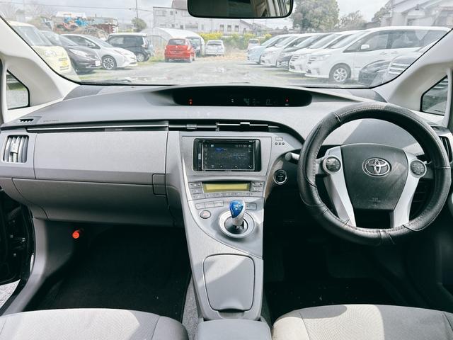 プリウス Ｌ　ＥＴＣ　バックカメラ　アルミホイール　ＣＶＴ　スマートキー　電動格納ミラー　盗難防止システム　ＣＤ　Ｂｌｕｅｔｏｏｔｈ　衝突安全ボディ　ＡＢＳ　ＥＳＣ　エアコン　パワーステアリング　パワーウィンドウ（2枚目）