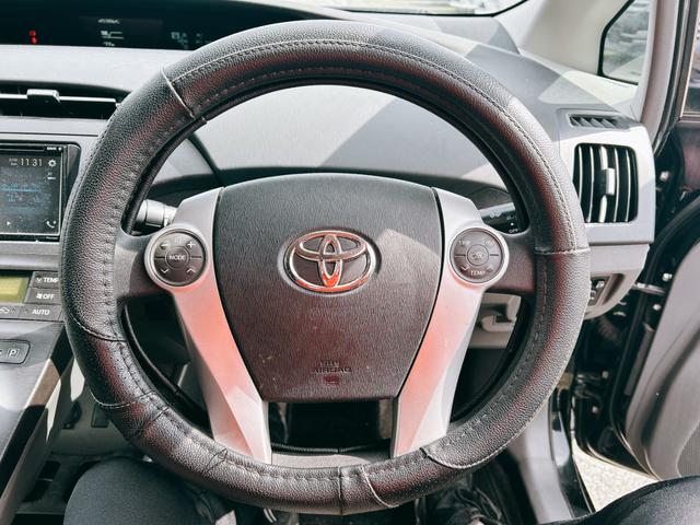 プリウス Ｌ　ＥＴＣ　バックカメラ　アルミホイール　ＣＶＴ　スマートキー　電動格納ミラー　盗難防止システム　ＣＤ　Ｂｌｕｅｔｏｏｔｈ　衝突安全ボディ　ＡＢＳ　ＥＳＣ　エアコン　パワーステアリング　パワーウィンドウ（3枚目）