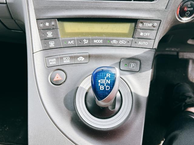 プリウス Ｌ　ＥＴＣ　バックカメラ　アルミホイール　ＣＶＴ　スマートキー　電動格納ミラー　盗難防止システム　ＣＤ　Ｂｌｕｅｔｏｏｔｈ　衝突安全ボディ　ＡＢＳ　ＥＳＣ　エアコン　パワーステアリング　パワーウィンドウ（6枚目）