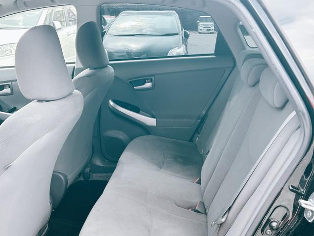 プリウス Ｌ　ＥＴＣ　バックカメラ　アルミホイール　ＣＶＴ　スマートキー　電動格納ミラー　盗難防止システム　ＣＤ　Ｂｌｕｅｔｏｏｔｈ　衝突安全ボディ　ＡＢＳ　ＥＳＣ　エアコン　パワーステアリング　パワーウィンドウ（11枚目）