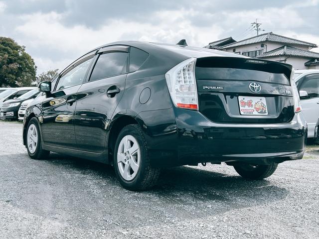 プリウス Ｌ　ＥＴＣ　バックカメラ　アルミホイール　ＣＶＴ　スマートキー　電動格納ミラー　盗難防止システム　ＣＤ　Ｂｌｕｅｔｏｏｔｈ　衝突安全ボディ　ＡＢＳ　ＥＳＣ　エアコン　パワーステアリング　パワーウィンドウ（17枚目）