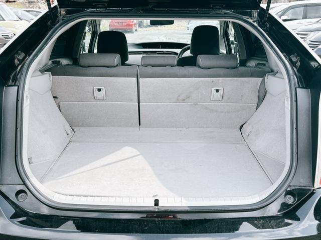 プリウス Ｌ　ＥＴＣ　バックカメラ　アルミホイール　ＣＶＴ　スマートキー　電動格納ミラー　盗難防止システム　ＣＤ　Ｂｌｕｅｔｏｏｔｈ　衝突安全ボディ　ＡＢＳ　ＥＳＣ　エアコン　パワーステアリング　パワーウィンドウ（20枚目）