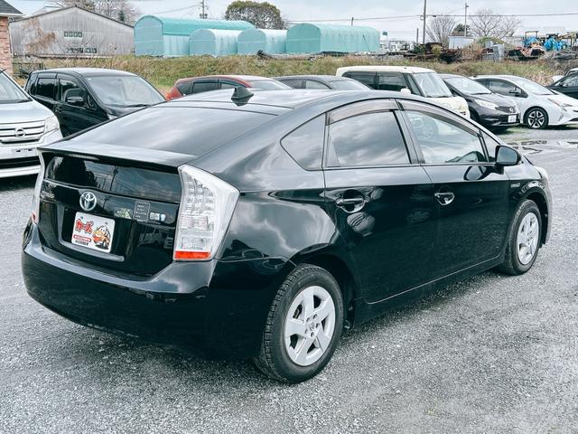 プリウス Ｌ　ＥＴＣ　バックカメラ　アルミホイール　ＣＶＴ　スマートキー　電動格納ミラー　盗難防止システム　ＣＤ　Ｂｌｕｅｔｏｏｔｈ　衝突安全ボディ　ＡＢＳ　ＥＳＣ　エアコン　パワーステアリング　パワーウィンドウ（23枚目）