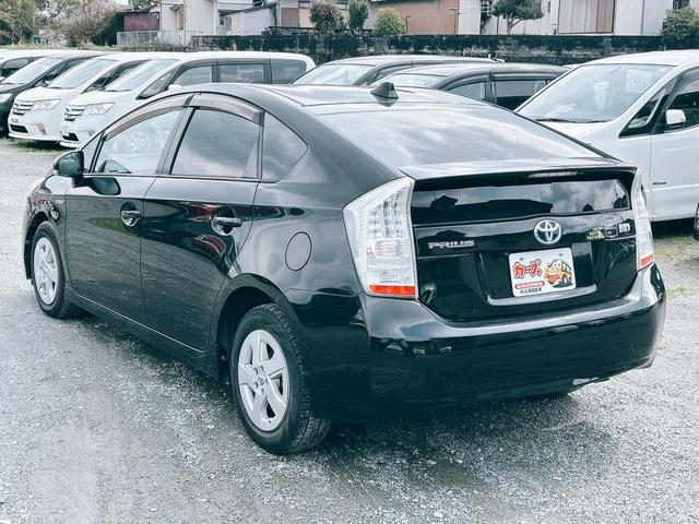 プリウス Ｌ　ＥＴＣ　バックカメラ　アルミホイール　ＣＶＴ　スマートキー　電動格納ミラー　盗難防止システム　ＣＤ　Ｂｌｕｅｔｏｏｔｈ　衝突安全ボディ　ＡＢＳ　ＥＳＣ　エアコン　パワーステアリング　パワーウィンドウ（29枚目）