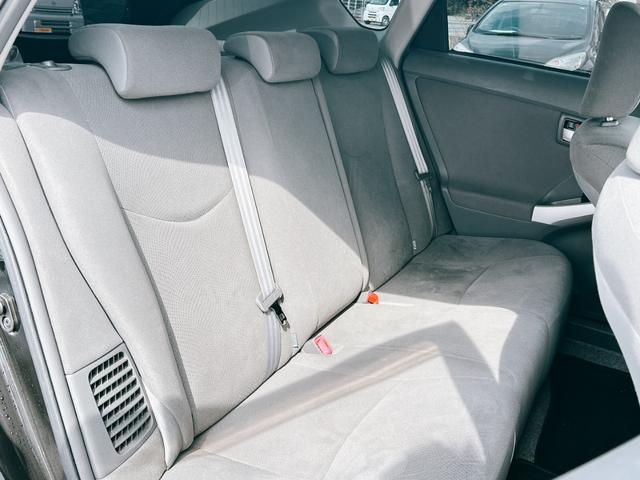 プリウス Ｌ　ＥＴＣ　バックカメラ　アルミホイール　ＣＶＴ　スマートキー　電動格納ミラー　盗難防止システム　ＣＤ　Ｂｌｕｅｔｏｏｔｈ　衝突安全ボディ　ＡＢＳ　ＥＳＣ　エアコン　パワーステアリング　パワーウィンドウ（41枚目）