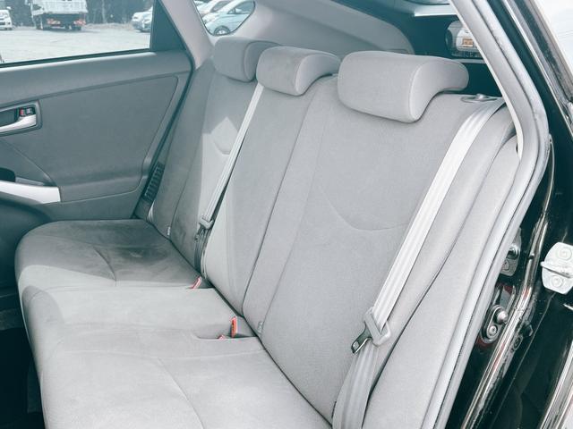 プリウス Ｌ　ＥＴＣ　バックカメラ　アルミホイール　ＣＶＴ　スマートキー　電動格納ミラー　盗難防止システム　ＣＤ　Ｂｌｕｅｔｏｏｔｈ　衝突安全ボディ　ＡＢＳ　ＥＳＣ　エアコン　パワーステアリング　パワーウィンドウ（44枚目）