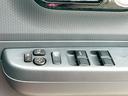 パワーウィンドウのスイッチですよ。運転席に居ながら窓を開け閉めのコントロールできますよ。