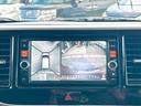 【全方位型モニター】クルマを上空から見下ろしているかのように、直感的に周囲の状況を把握できる全方位型モニター。狭い場所での駐車でも周囲が映像で確認できます。