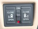 両側電動スライドドア装備!運転席よりボタン一つで開閉可能でございます。