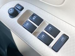 パワーウィンドウのスイッチですよ。運転席に居ながら窓を開け閉めのコントロールできますよ。 6