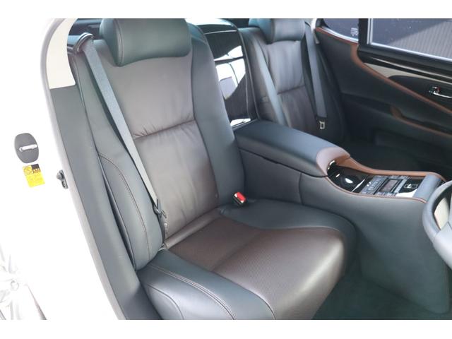 ＬＳ ＬＳ６００ｈＬ　エグゼクティブパッケージ　Ｆモデリスタエアロ　サンルーフ　マークレビンソン　リアエンターテイメント　セミアニリン本革　エアシート　後席リラクゼーション　ＦＲプリクラッシュセーフティー　ＬＫＡ　ＢＳＭ　パワートランク（14枚目）