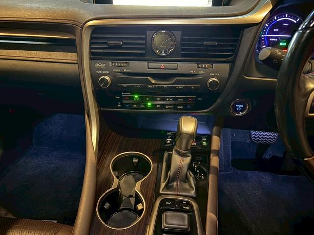 ＲＸ ＲＸ４５０ｈ　バージョンＬ　ナビ　レザーシート　ステアリングスイッチ　オートリアゲート　オートエアコン　アルミホイール　スマートキー　アイドリングストップ（10枚目）