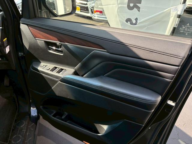 デリカＤ：５ Ｇ　パワーパッケージ　エアコン　パワーステアリング　パワーウィンドウ　フリップダウンモニター　ナビ　アルミホイール　シートヒーター　スマートキー（26枚目）