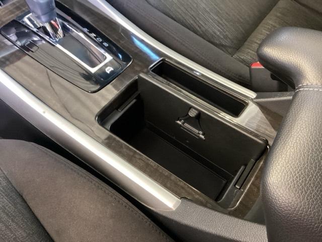 アコードハイブリッド ＬＸ　純正ナビ　電動シート　リアカメラ　リヤカメラ　地デジフルセグ　キーレスエントリーシステム　フルオートエアコン　横滑り防止機能　ナビＴＶ　サイドエアバック　全席パワーウインドウ　オートクルーズ　ＡＢＳ（40枚目）