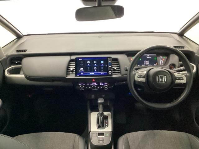 フィット e:HEVホーム メモリーナビ ETC リアカメラ 前後誤発進抑制機能 クリソナ 助手席エアバッグ 運転席エアバッグ アイドリングストップ LEDライト USB接続 バックカメラ ABS サイドエアバッグ フルセグTV(2枚目)