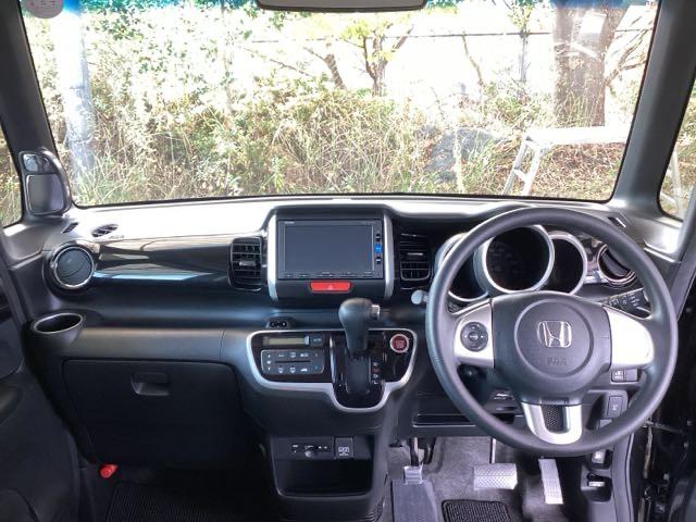 Ｎ－ＢＯＸカスタム Ｇ・Ｌパッケージ　純正ナビ　フルセグ　リアカメラ　ナビ・ＴＶ　スマキ－　フロントベンチシート　地デジＴＶ　パワーウィンドウ　片側電動両側スライドドア　盗難防止システム　オートエアコン　パワステ　ＤＶＤ再生可　ＡＢＳ（3枚目）