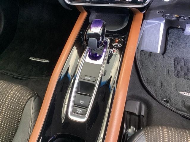 ヴェゼル ハイブリッドＺ・ホンダセンシング　純正メモリーナビ　リアカメラ　ＥＴＣ　レーダーサポート　ＤＶＤ再生機能　整備記録簿　横滑り防止システム　バックアイカメラ　盗難防止装置　フルセ　シートヒーター付　スマ－トキ－　ＥＣＯモード　ＵＳＢ接続（13枚目）