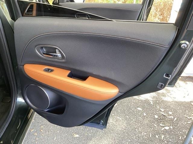 ヴェゼル ハイブリッドＺ・ホンダセンシング　純正メモリーナビ　リアカメラ　ＥＴＣ　レーダーサポート　ＤＶＤ再生機能　整備記録簿　横滑り防止システム　バックアイカメラ　盗難防止装置　フルセ　シートヒーター付　スマ－トキ－　ＥＣＯモード　ＵＳＢ接続（63枚目）