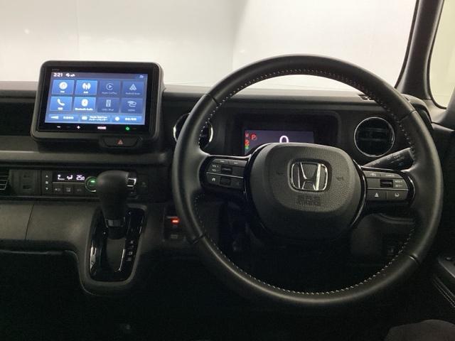 Ｎ－ＢＯＸカスタム コーディネートスタイル　ホンダ純正ディスプレイオーディオ　オートクルーズ　Ｗ電動ドア　シートヒータ　ＬＥＤ　ＥＳＣ　リアカメラ　ソナー　ベンチシート　アイドリングストップ　エアコン　サイドエアバック　パワーウィンドウ　ＡＢＳ（3枚目）