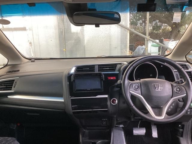 フィットハイブリッド Ｌパッケージ　ナビ　フルセグ　あんしんパッケージ　サイドエアバック　ＬＥＤ　ＥＣＯＮ　バックカメラ　オートクルーズコントロール　イモビライザー　ＥＴＣ　ＥＳＣ　ＡＵＴＯエアコン　ＡＢＳ　運転席助手席エアバッグ（3枚目）