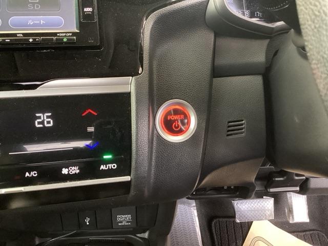 フィットハイブリッド Ｌホンダセンシング　純正ナビ　フルセグ　リアカメラ　軽減ブレーキ　Ｒカメ　ＬＥＤ　サイドＳＲＳ　横滑り防止　ドライブレコーダー　ナビＴＶ　パワーステアリング　盗難防止装置　オートクルーズ　ＥＴＣ車載器　ＤＶＤ再生　ＡＢＳ（14枚目）