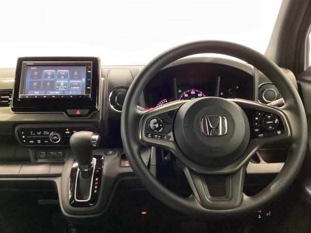 �z���_�����������[�i�r���ڂȂ̂ŁA�����ւ̃h���C�u�����C���������I�X�e�A�����O���葤�ɃI�[�f�B�I�֘A�̃R���g���[���X�C�b�`��z�u���Ă��܂��B���쎞�͎�������炷���ƂȂ��^�]�ɏW���ł��܂�