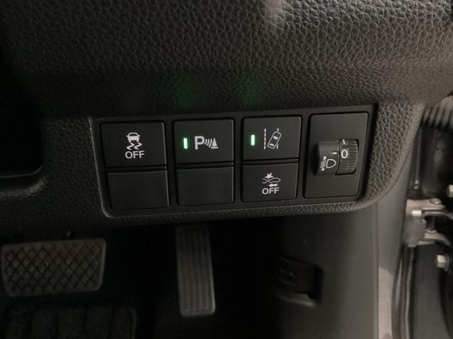 �Ԑ������m���͂ݏo����h���H�O��E�}���@�\�A�Փˌy���u���[�L�̂b�l�a�r���̃X�C�b�`�ނ́A�^�]�Ȃ̉E���ɂ���܂��B