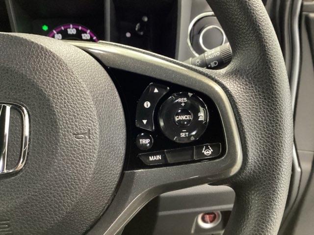 �X�e�A�����O�E�葤�Ɉ��S�^�]�x���@�\�̃z���_�Z���V���O���R���g���[������X�C�b�`�A���葤�ɃI�[�f�B�I�֘A�̃R���g���[���X�C�b�`��z�u�A��������炷���ƂȂ��^�]�ɏW���ł��܂�