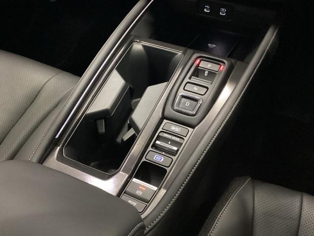 �y�G���N�g���b�N�M�A�Z���N�^�[�z�w��ł̒������삪�\�B�X�C�b�`�E�{�^���̑���ɂ���ăV�t�g������s�����Ƃ��ł��܂��B�܂��A�n���h�������C���p�l���X�b�L�������Ă���܂��B