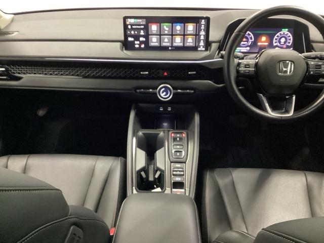 ���F���̂悢�C���p�l����ł��B����X�C�b�`��J�b�v�z���_�[���g���₷���ʒu�ɔz�u����Ă��܂��B