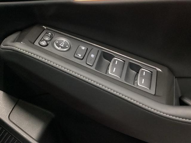 �y�p���[�E�B���h�E�X�C�b�`�z�����^�b�`�ŁA�p���[�E�C���h�E��h�A�~���[�𑀍�ł��܂��B