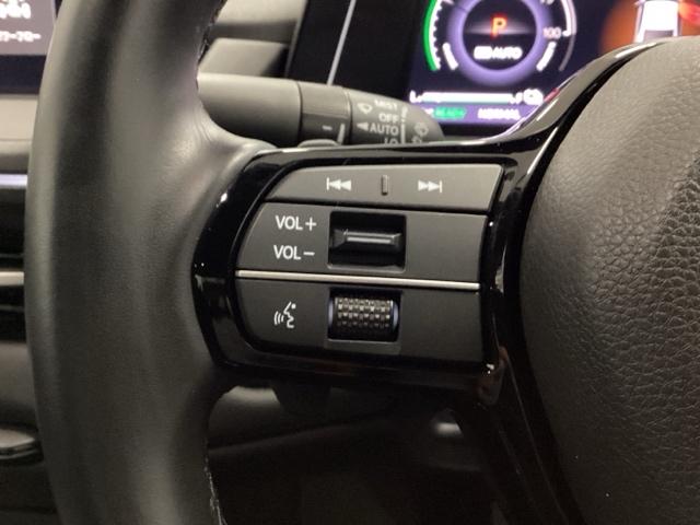 �X�e�A�����O���葤�ɃI�[�f�B�I�֘A�̃R���g���[���X�C�b�`��z�u���Ă��܂��B���쎞�͎�������炷���ƂȂ��^�]�ɏW���ł��܂��B