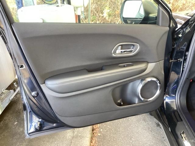 ヴェゼル ＨＶＸ・ホンダセンシングブリリアントスタイルＥＤ　純正メモリーナビ　リアカメラ　ＥＴＣ　誤発進抑制　地デジ　ＬＥＤランプ　オートエアコン　サイドエアバッグ　ＰＳ　ナビＴＶ　盗難防止装置　スマ－トキ－　ＶＳＡ　エアバッグ　ＵＳＢ　ＤＶＤ再生　Ｒカメ（36枚目）