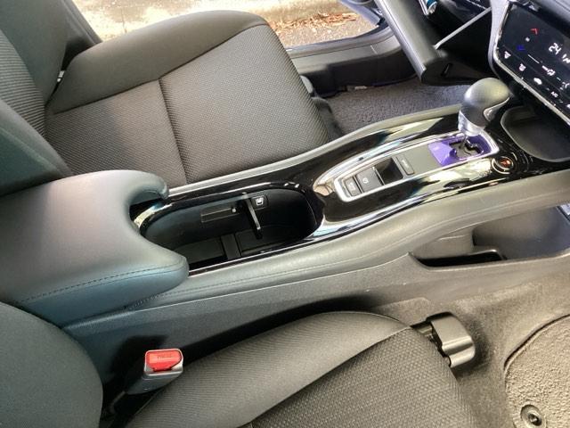 ヴェゼル ＨＶＸ・ホンダセンシングブリリアントスタイルＥＤ　純正メモリーナビ　リアカメラ　ＥＴＣ　誤発進抑制　地デジ　ＬＥＤランプ　オートエアコン　サイドエアバッグ　ＰＳ　ナビＴＶ　盗難防止装置　スマ－トキ－　ＶＳＡ　エアバッグ　ＵＳＢ　ＤＶＤ再生　Ｒカメ（43枚目）