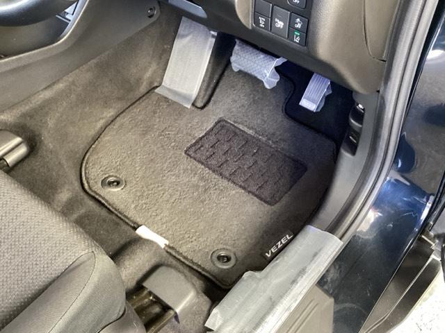 ヴェゼル ＨＶＸ・ホンダセンシングブリリアントスタイルＥＤ　純正メモリーナビ　リアカメラ　ＥＴＣ　誤発進抑制　地デジ　ＬＥＤランプ　オートエアコン　サイドエアバッグ　ＰＳ　ナビＴＶ　盗難防止装置　スマ－トキ－　ＶＳＡ　エアバッグ　ＵＳＢ　ＤＶＤ再生　Ｒカメ（54枚目）