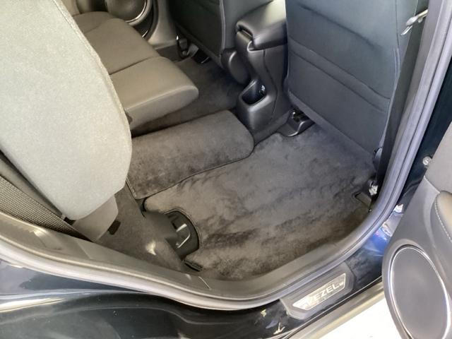 ヴェゼル ＨＶＸ・ホンダセンシングブリリアントスタイルＥＤ　純正メモリーナビ　リアカメラ　ＥＴＣ　誤発進抑制　地デジ　ＬＥＤランプ　オートエアコン　サイドエアバッグ　ＰＳ　ナビＴＶ　盗難防止装置　スマ－トキ－　ＶＳＡ　エアバッグ　ＵＳＢ　ＤＶＤ再生　Ｒカメ（63枚目）