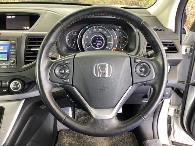 �{�v�n���h���̉E���ɂ���{�^���������N���[�Y�R���g���[���ł��B�A�N�Z���y�_���𓥂܂��ɐݒ葬�x���L�[�v�B�������H�ł̃h���C�u�����N�ɁB�܂��A���ɃI�[�f�B�I�����R���X�C�b�`������܂��B