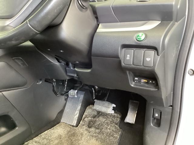 �����ŕ֗��Ȃd�s�b������A�R����悭����d�b�n�m�A�������h���u�r�`�Ȃǂ̃X�C�b�`�́A�^�]�Ȃ̉E���A��̓͂��₷���ʒu�ɂ���܂��B