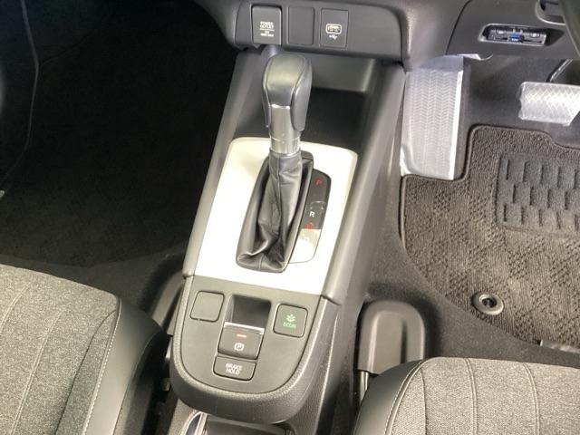 フィット ｅ：ＨＥＶホーム　純正メモリーナビ　ドラレコ　リアカメラ　コーナーセンサ　Ｂモニ　ＥＴＣ搭載　カーテンエアバッグ　ＤＶＤ再生機能　イモビライザー　記録簿付　ＥＣＯＮ　ナビ＆ＴＶ　ＡＵＴＯライト　ＬＥＤヘッドランプ（13枚目）