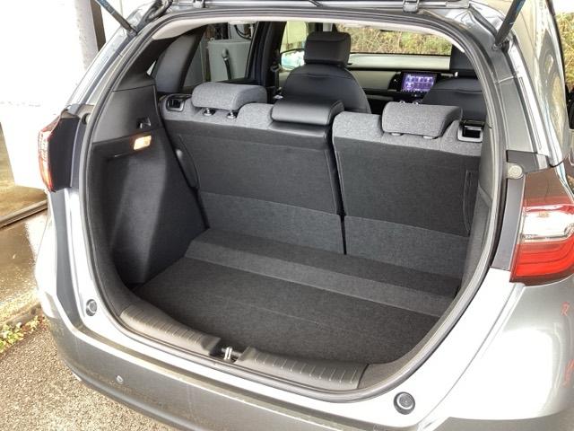 フィット ｅ：ＨＥＶホーム　純正メモリーナビ　ドラレコ　リアカメラ　コーナーセンサ　Ｂモニ　ＥＴＣ搭載　カーテンエアバッグ　ＤＶＤ再生機能　イモビライザー　記録簿付　ＥＣＯＮ　ナビ＆ＴＶ　ＡＵＴＯライト　ＬＥＤヘッドランプ（18枚目）